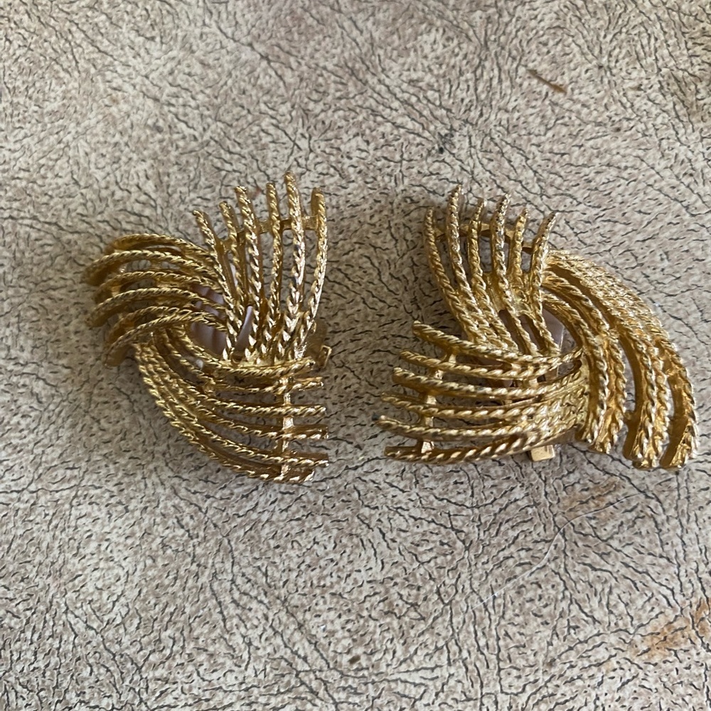 Vintage fashion earrings  clip on  1950s to 1970s ‎ gold look